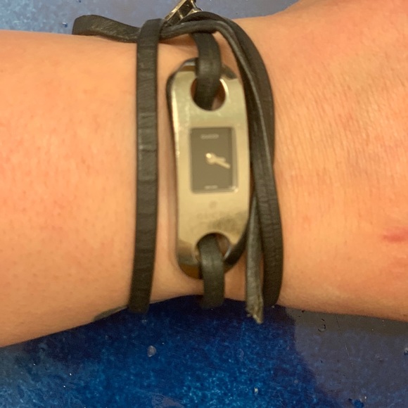 Gucci watch that has a black leather band - Picture 3 of 5